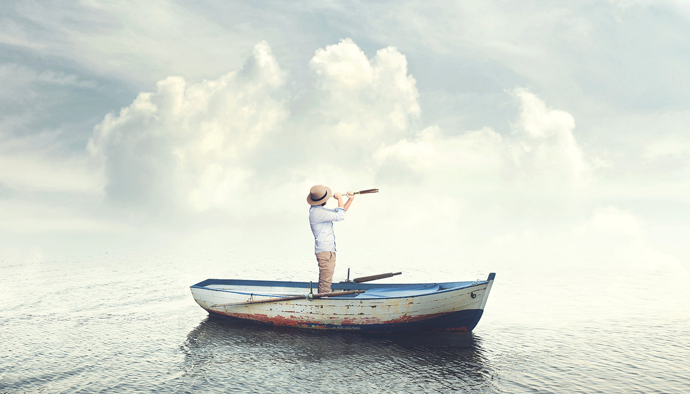 Uomo in barca con binocolo: L'importanza di un obiettivo e come raggiungerlo
